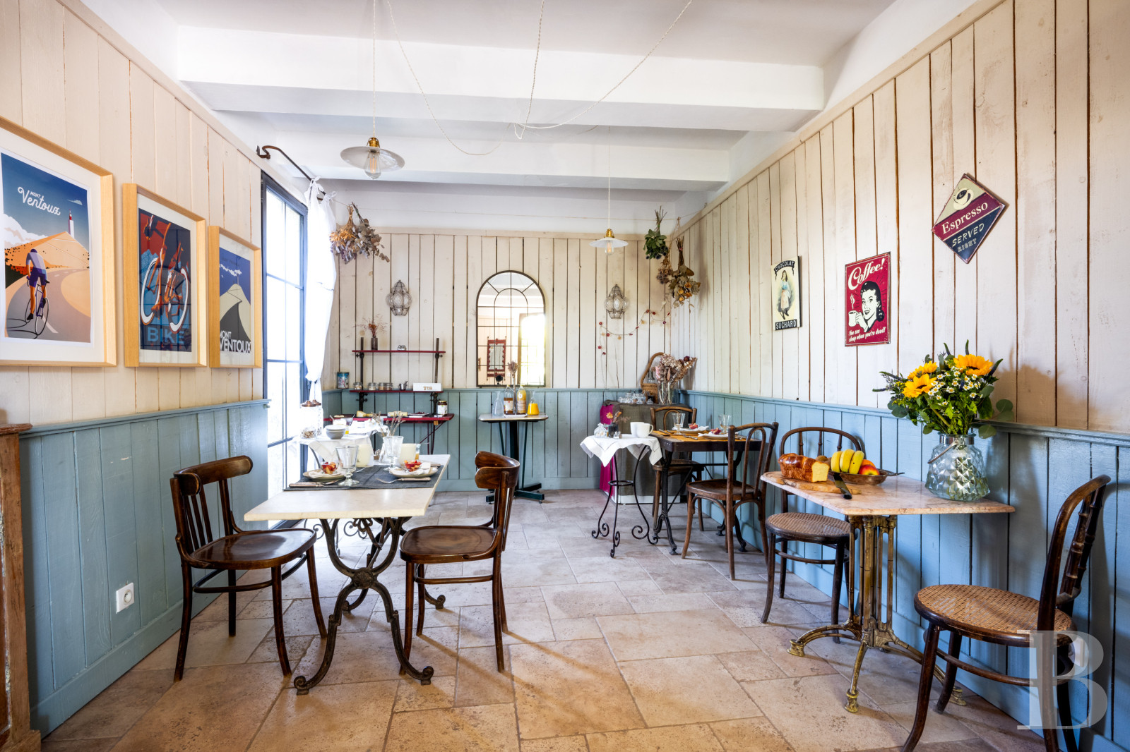 Dans le Vaucluse, aux environs de Beaumes-de-Venise,  une ancienne ferme du 18e siècle bordée de vignes - photo  n°7